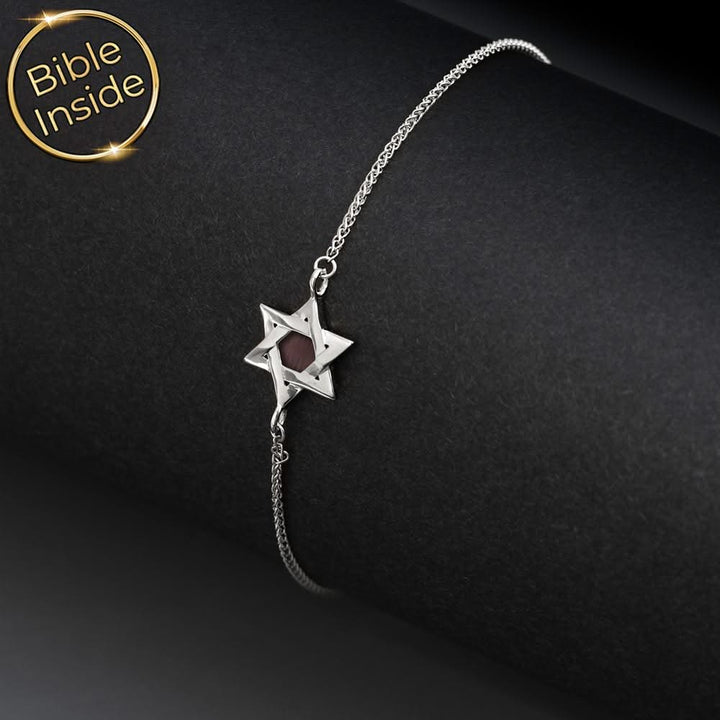 צמיד מגן דוד לאישה בגוון כסף עם שבב במרכזו, על רקע שחור