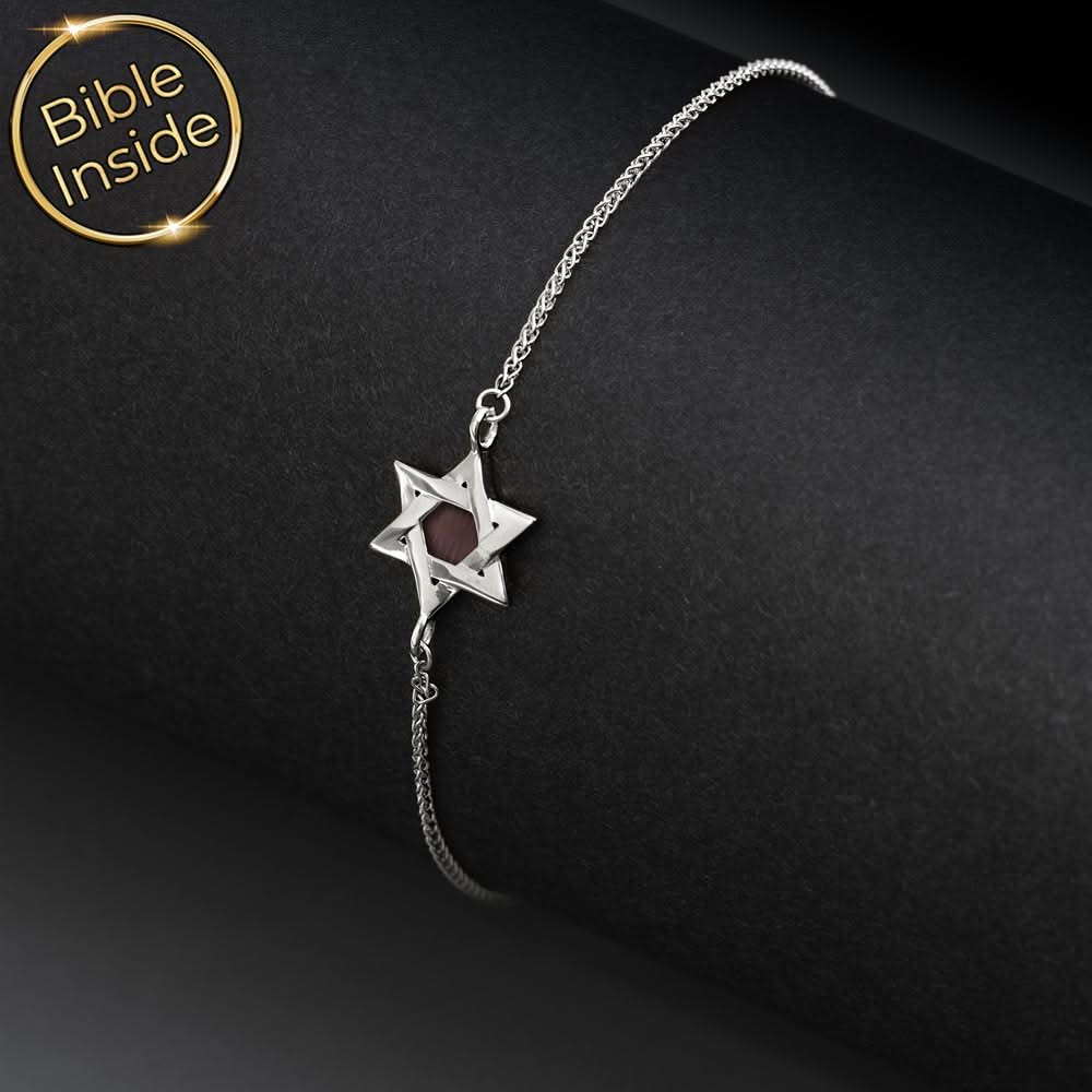 צמיד מגן דוד לאישה בגוון כסף עם שבב במרכזו, על רקע שחור
