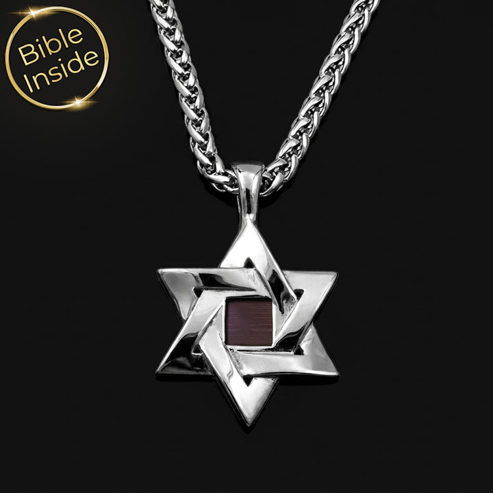 שרשרת כסף לגבר מגן דוד עם משולשים שזורים, על רקע שחור