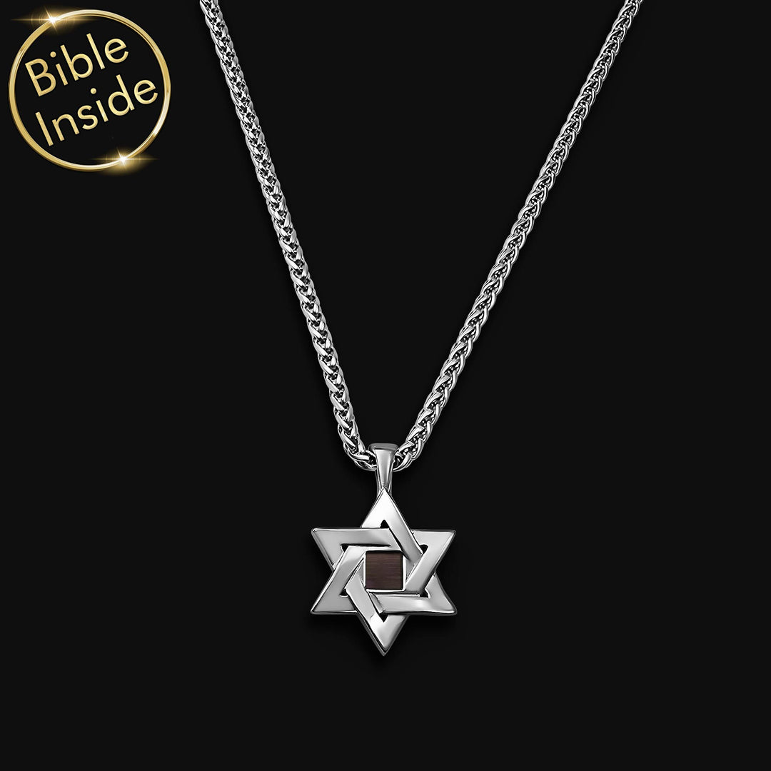 תליונים לבר מצווה בצורת מגן דוד, אחד מהם עם ננו תנך בפנים.