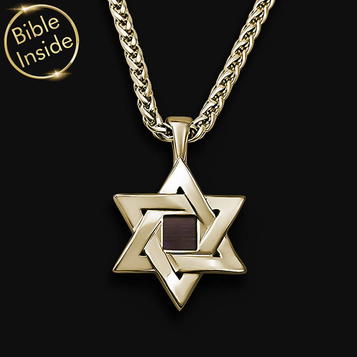 תקריב של שרשרת מגן דוד לבר מצווה שבה התנך כולו חבוי בשבב קטן.