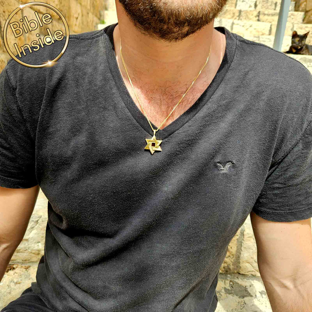 גבר עונד שרשרת מגן דוד קלאסית עם שבב ננו תנ