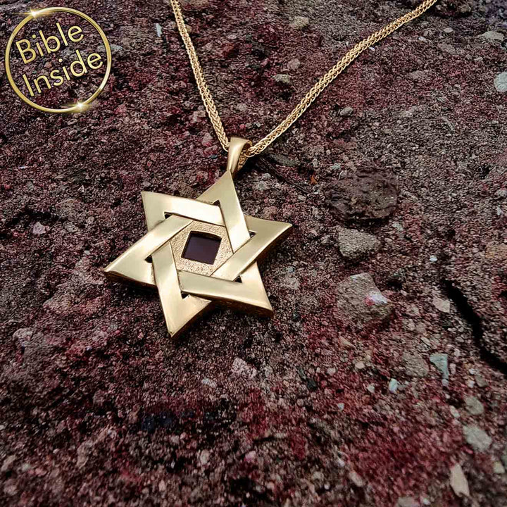 מתנה סמלית לפסח — תליון מגן דוד יהודי עם ננו תנ"ך בזהב