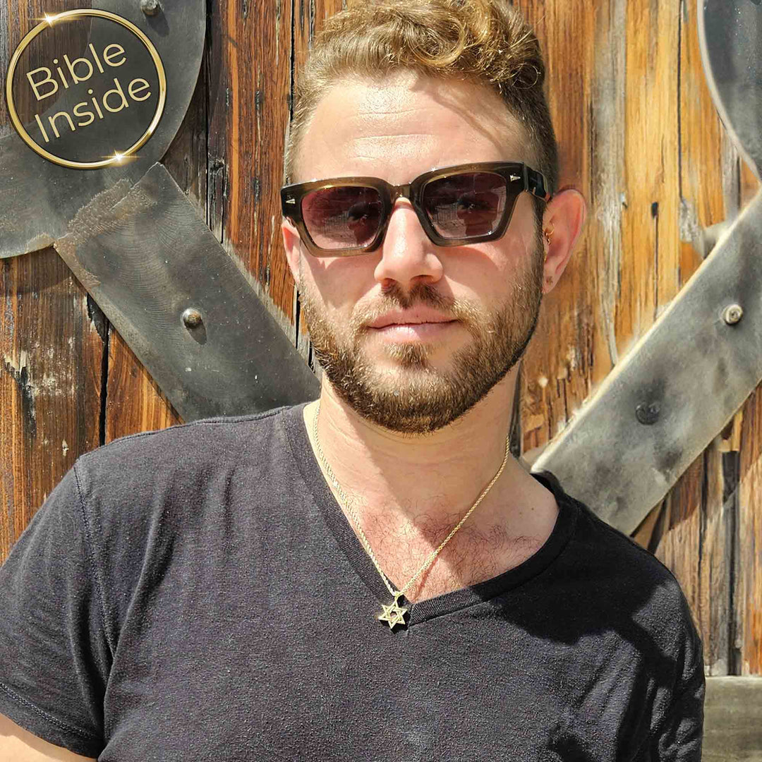 מתנה מקורית לגבר בן 60 - שרשרת מגן דוד עם ננו תנ"ך לחיבור לשורשים
