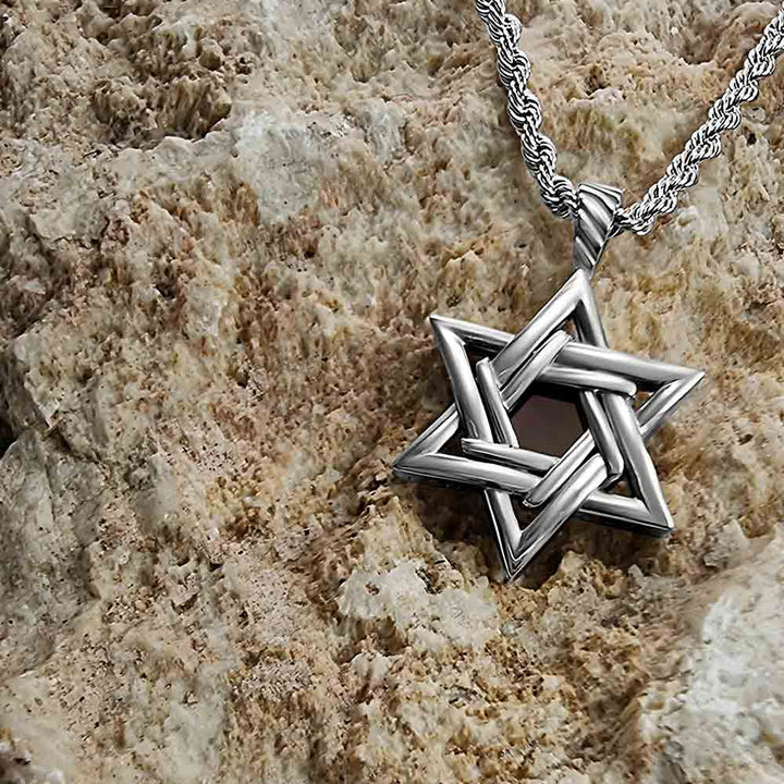 שרשרת עם תליון מגן דוד וננו תנ"ך – תכשיט יהודי אלגנטי.