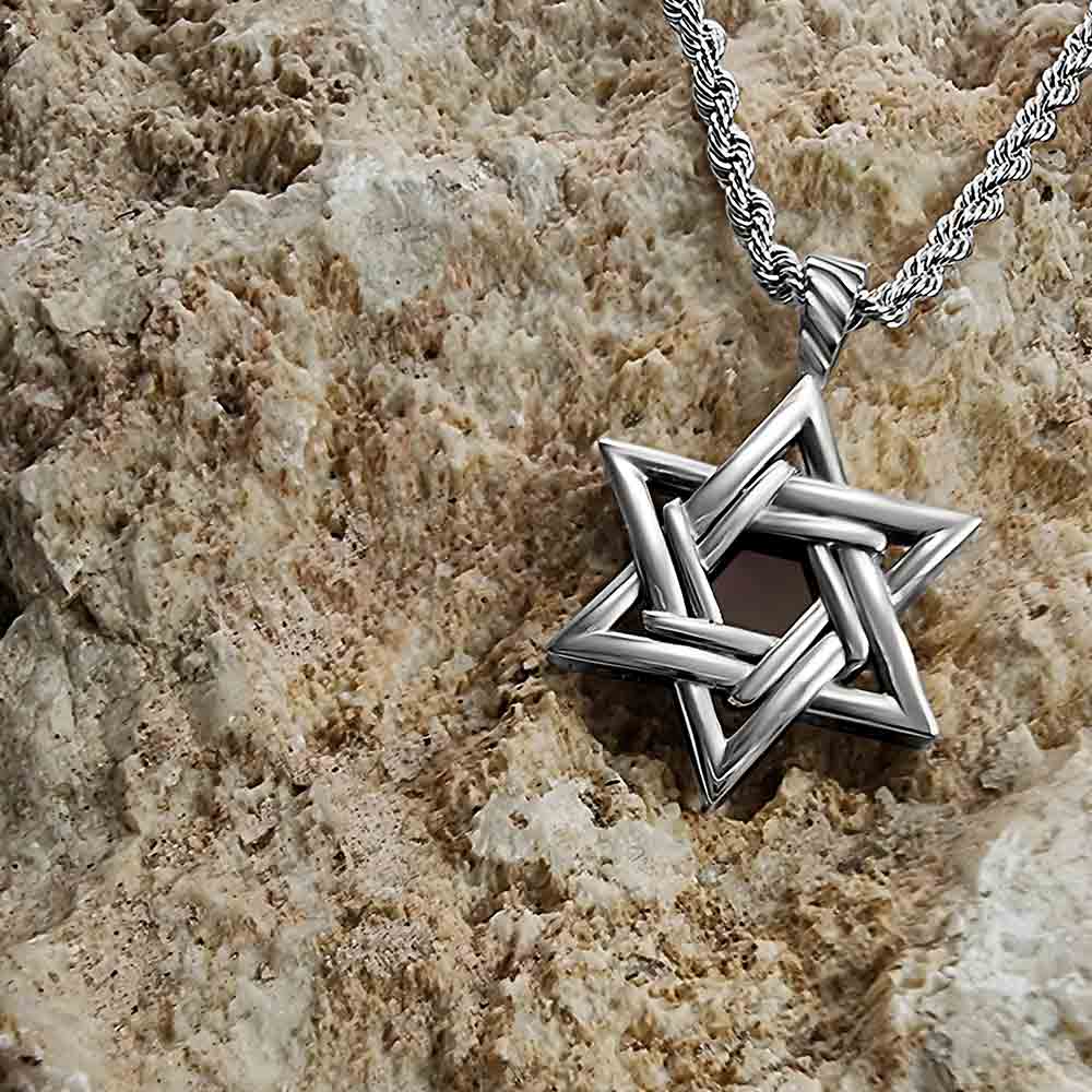 שרשרת עם תליון מגן דוד וננו תנ"ך – תכשיט יהודי אלגנטי.