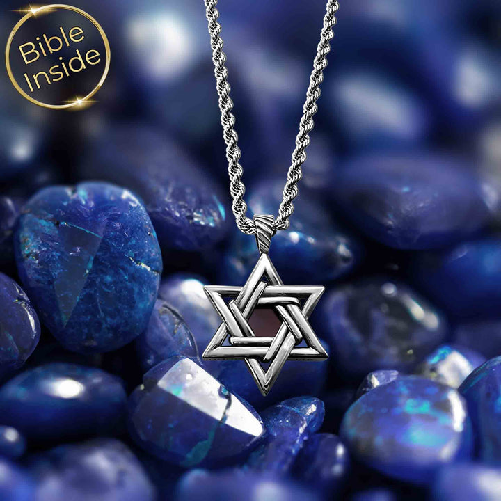 תכשיטים מיוחדים זהב לבן לגברים – מגן דוד עם כל התנ"ך בפנים.