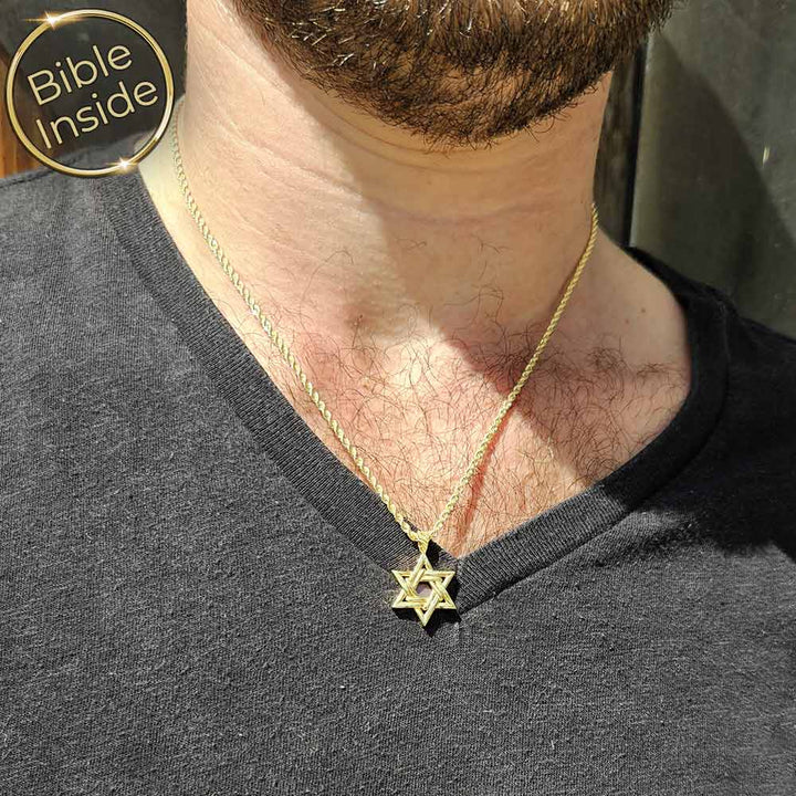 גבר עונד שרשרת מגן דוד פתוח עם ננו תנ"ך - מתנה לבן זוג לטו באב