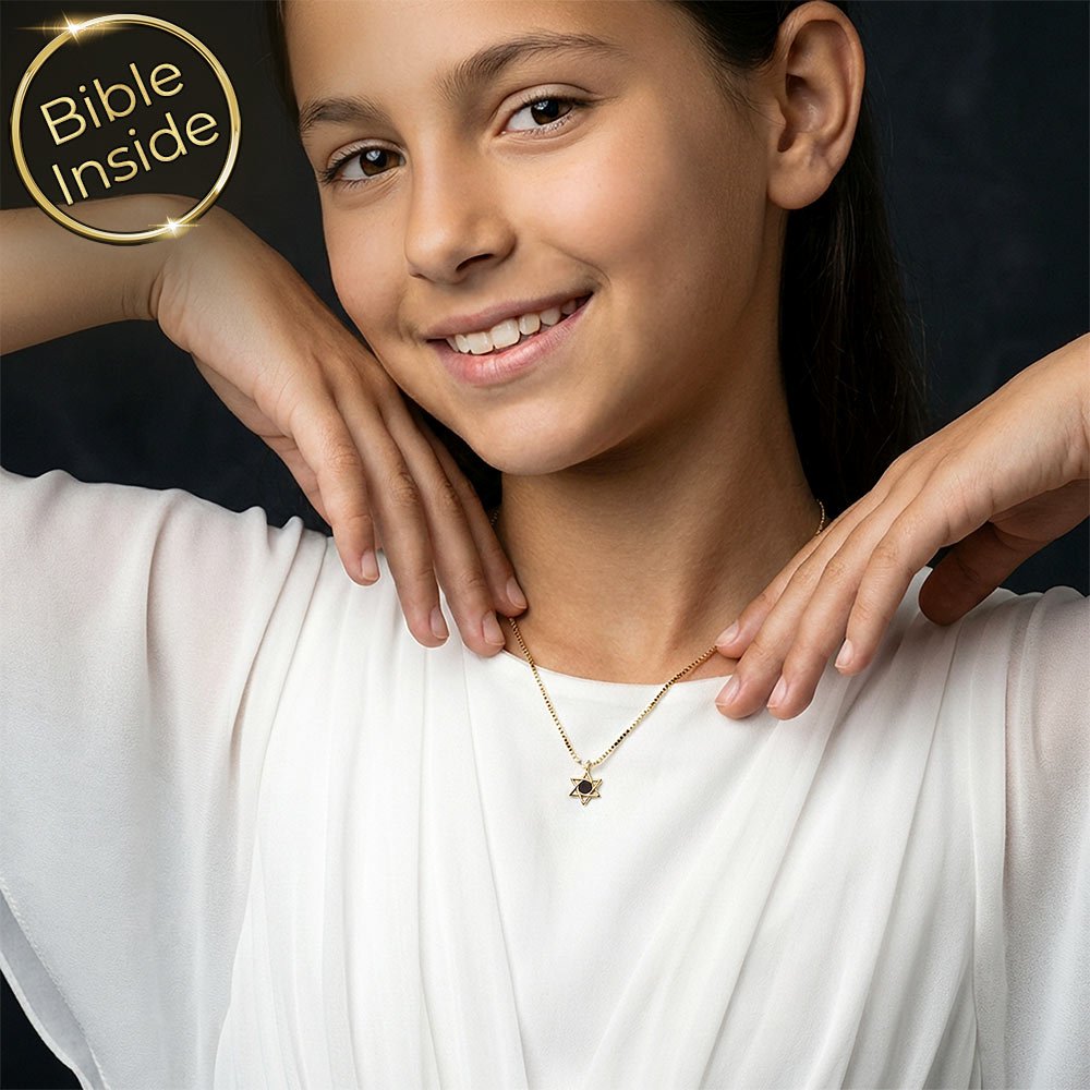 תליון עדין לבת מצווה דתית עם מגן דוד וכל ספרי הקודש קרוב ללב