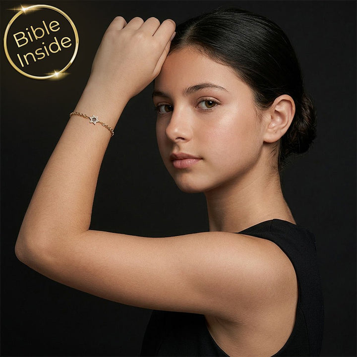 מגן דוד נוצץ על צמיד זהב לבת מצווה עם התנ"ך כולו על שבב