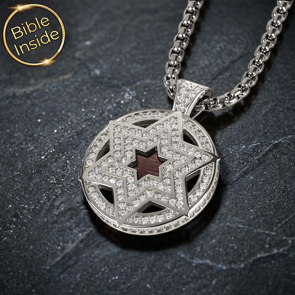תליון ספר תורה לגבר - עיגול משובץ עם ננו תנ"ך
