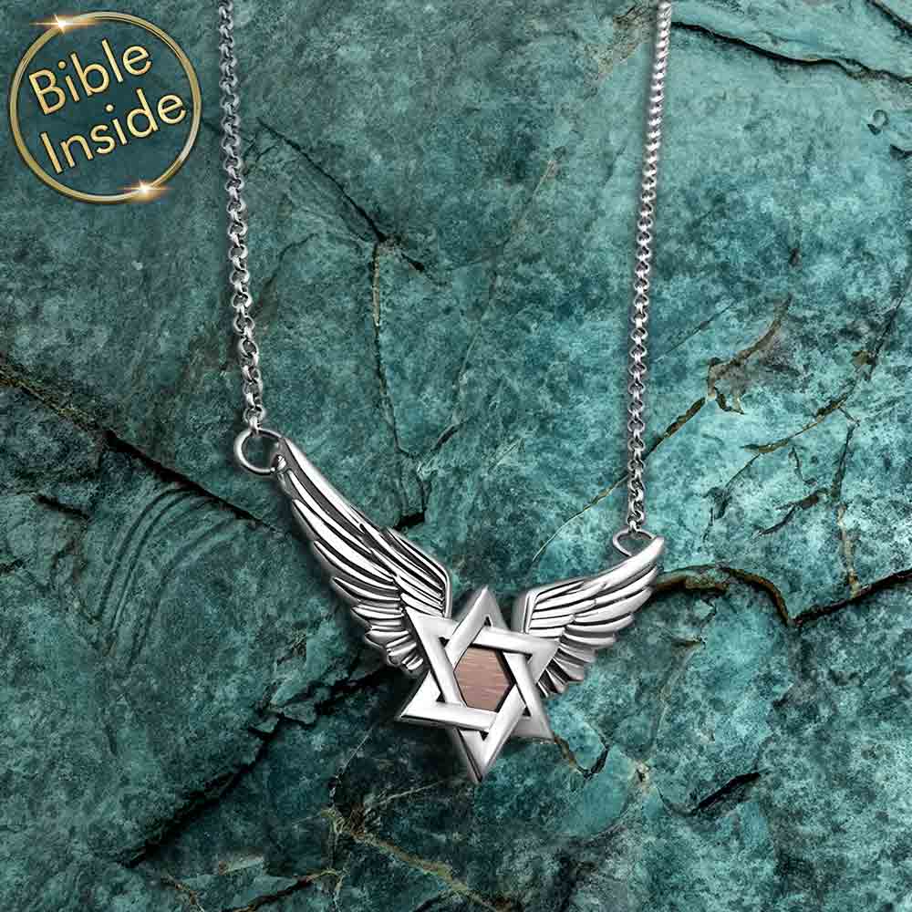 תכשיט זהב לבן לבת מצווה — תליון כנפיים עם כל ספרי התנ"ך בפנים