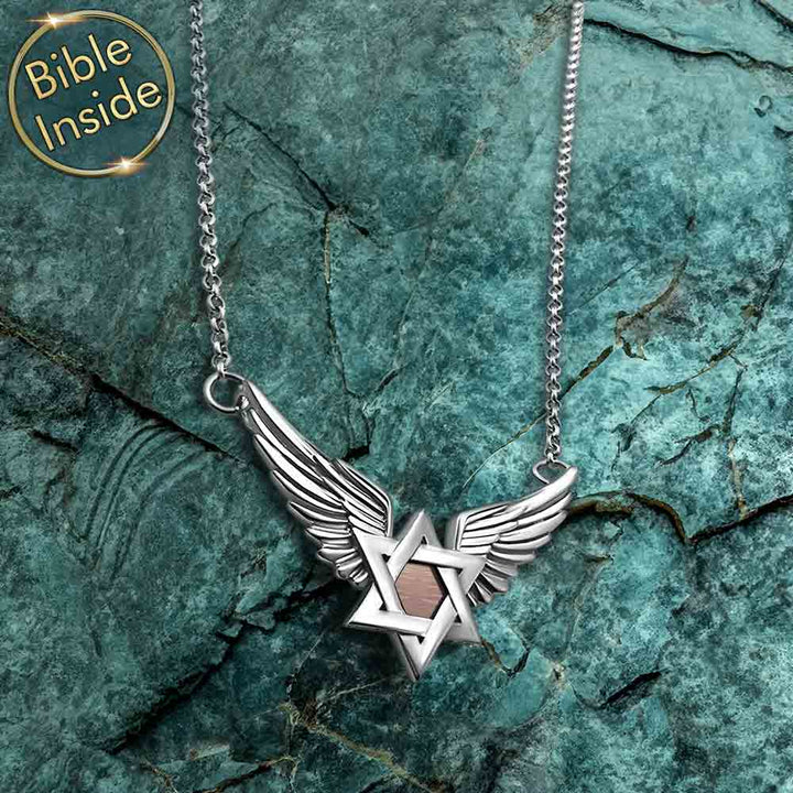 תכשיט זהב לבן לבת מצווה — תליון כנפיים עם כל ספרי התנ"ך בפנים