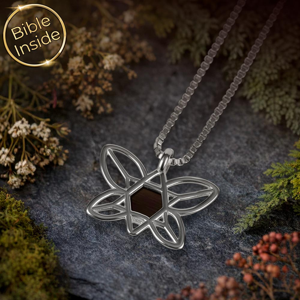 שרשרת זהב לבן לאישה – אביבית, פרפר מגן דוד עם כל התנ"ך בפנים
