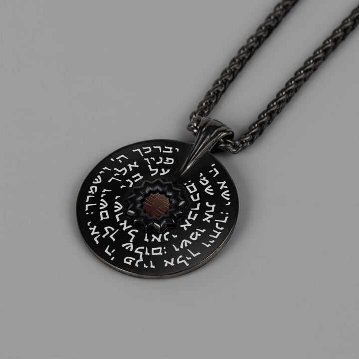 שרשרת עם תנ"ך לגבר - מבט קרוב על חריטת ברכת הכהנים ופרח האהבה