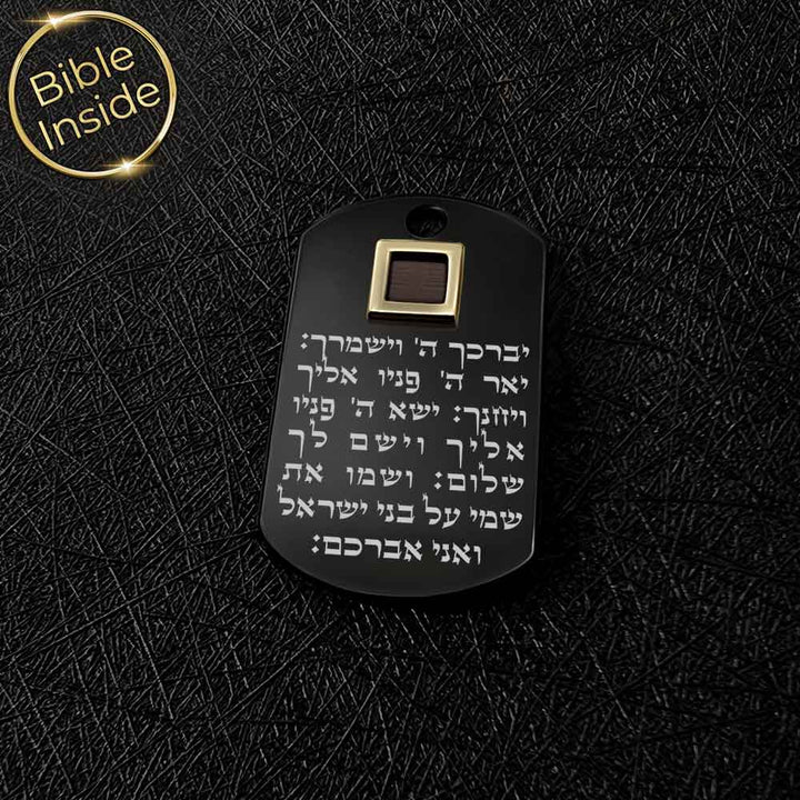 מתנה לחייל קרבי: דיסקית שחורה במסגרת בגוון זהב על בד כהה