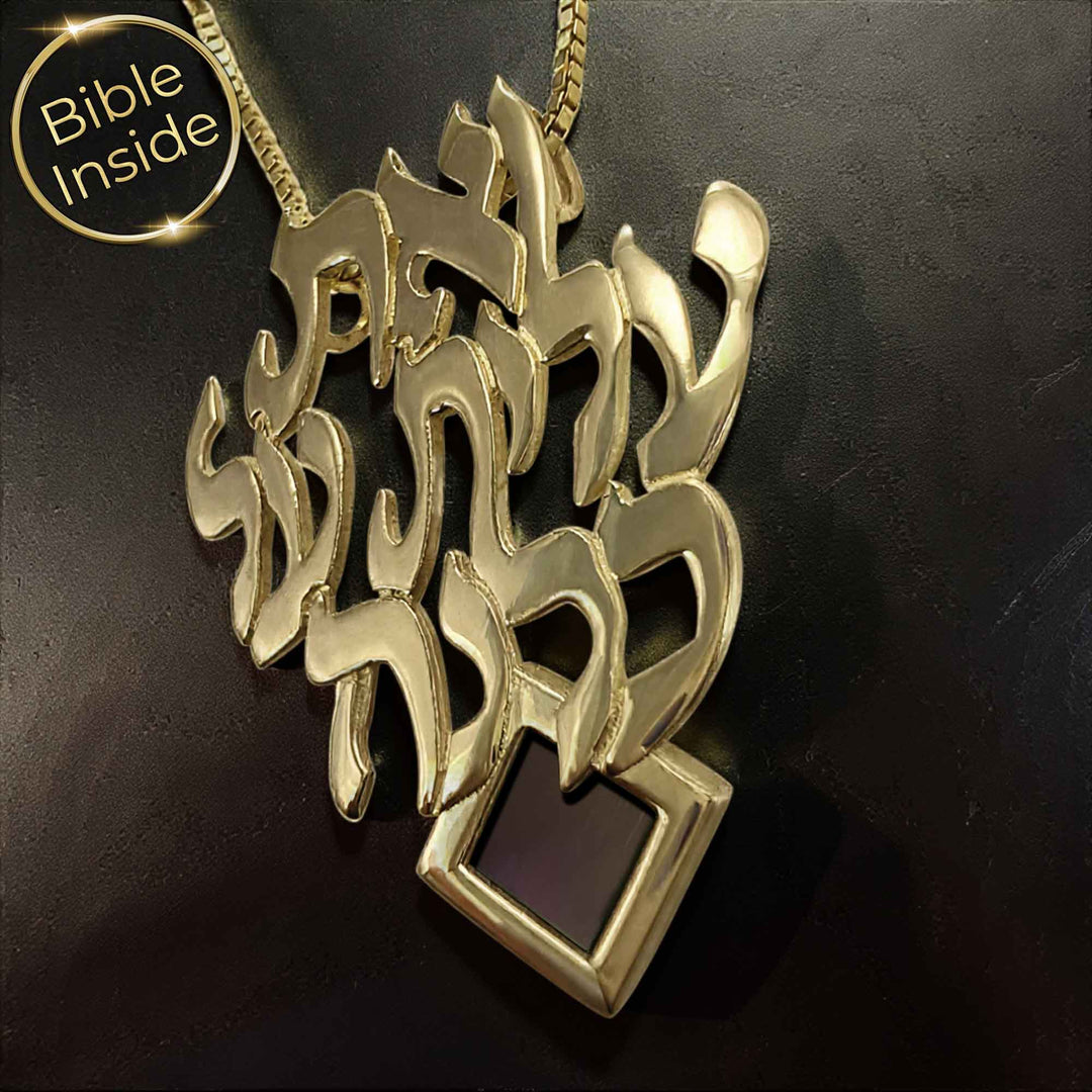 שרשרת העצמה נשית עם מילים שמזכירות לה את ערכה