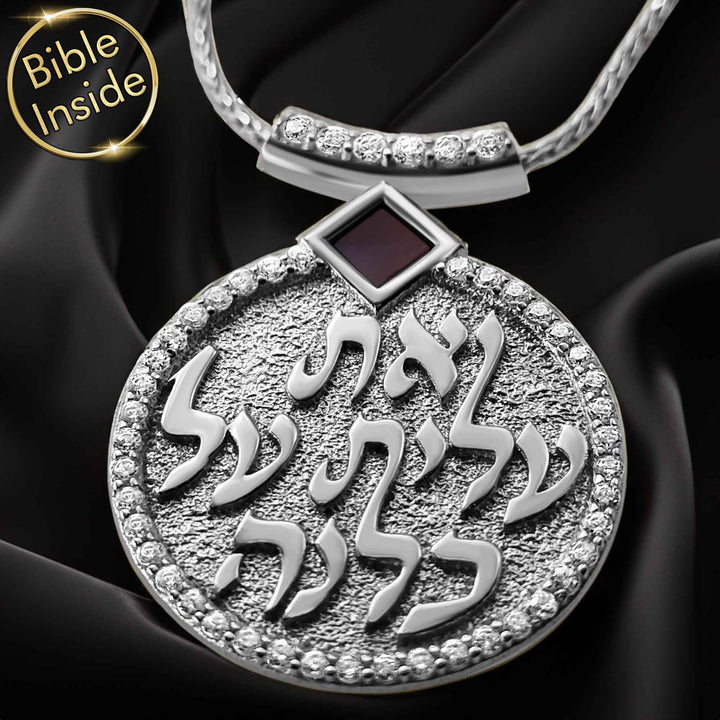 תליון אשת חיל בגוון כסף בתקריב, עם אותיות בולטות, מסגרת אבנים ושבב כהה מעליו