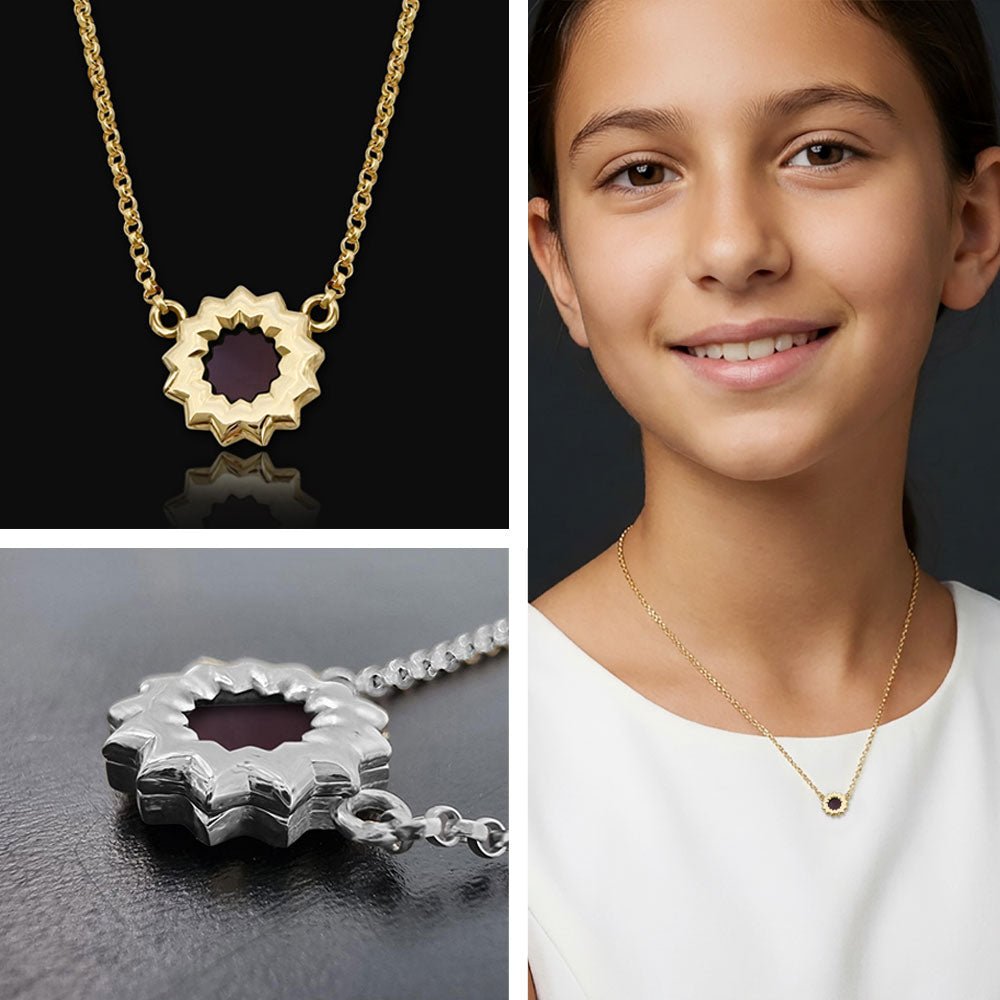 תכשיט לבת מצווה — תליון פרח עדין עם כל 24 ספרי התנ"ך משובץ בפנים