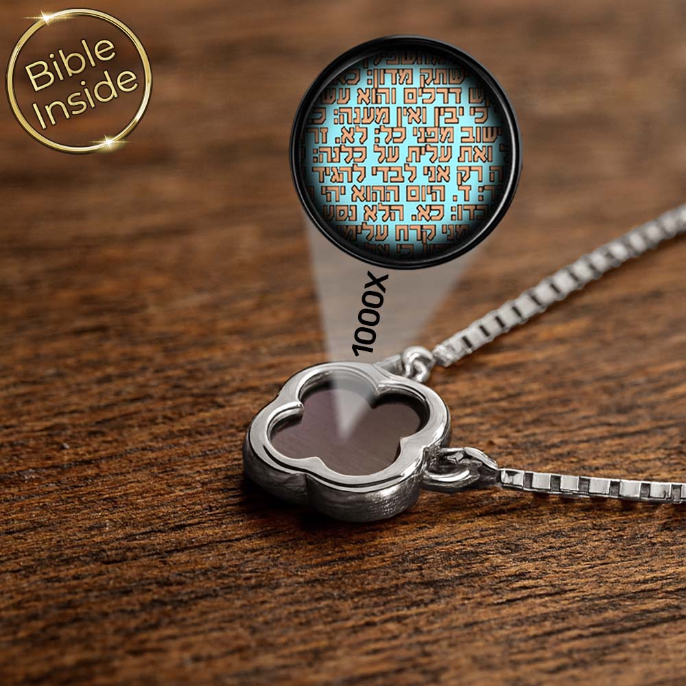 תכשיט לילדת בת מצווה שרשרת תלתן אלגנטית עם ננו תנ"ך בטכנולוגיית היי-טק