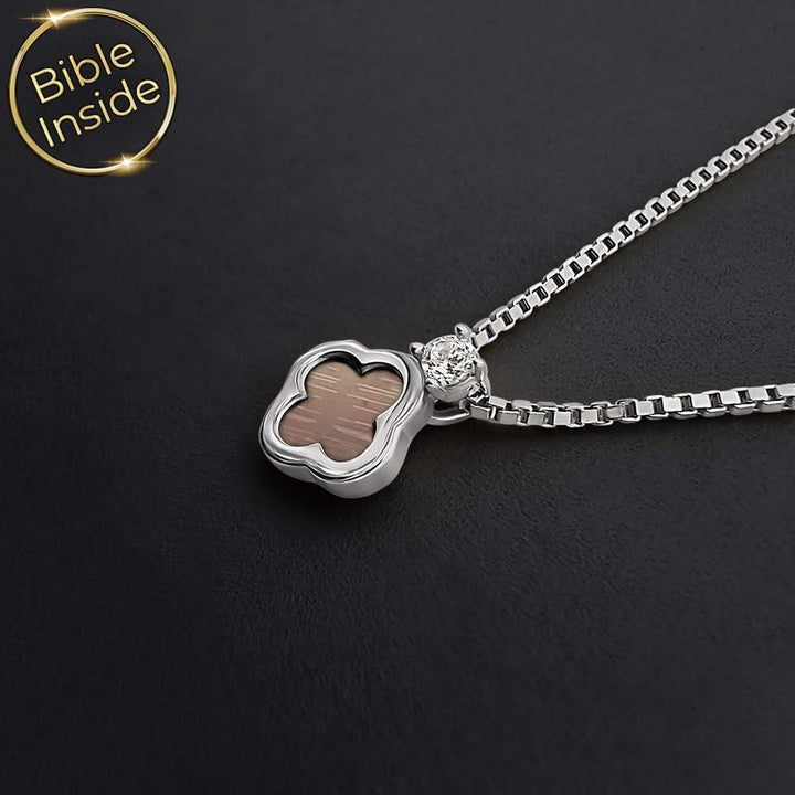 כל התנך בתכשיט תלתן קטן עם אבן זירקוניה נוצצת
