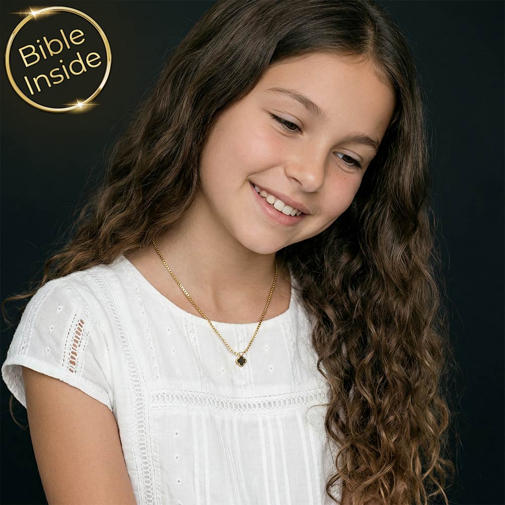תכשיט לבת מצווה לנכדה — שרשרת תלתן נצחית עם כל התנ"ך בזהב