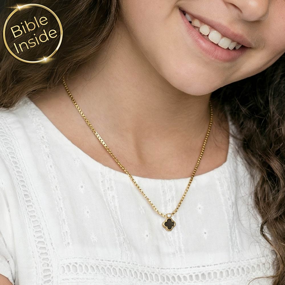 תכשיט לבת מצווה — שרשרת תלתן עם ננו תנ"ך וזירקון בזהב 14 קראט