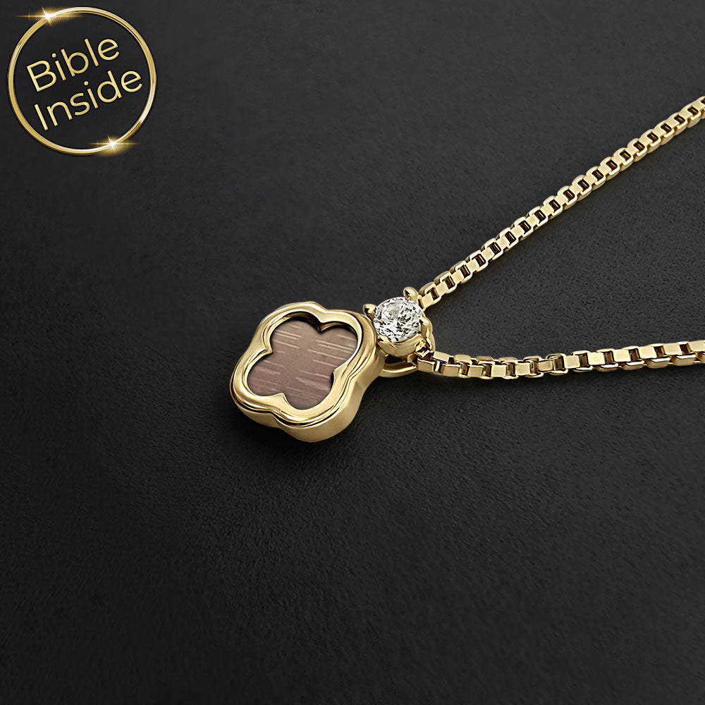 תכשיט לבת מצווה מבית שלמא — שרשרת תלתן עם ננו תנ"ך משובץ וזירקון