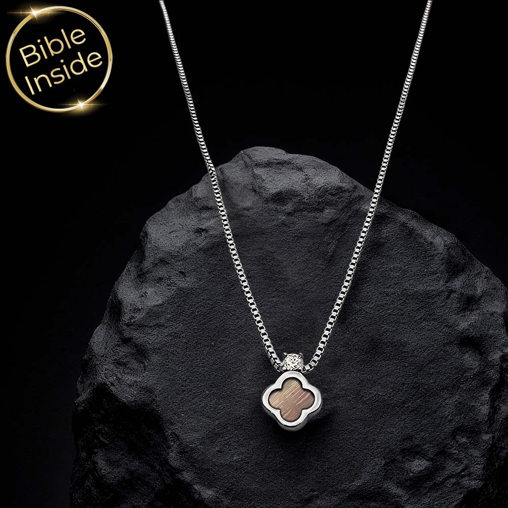 תכשיט לבת מצווה — שרשרת תלתן עדינה עם כל 24 ספרי התנ"ך בכסף 925