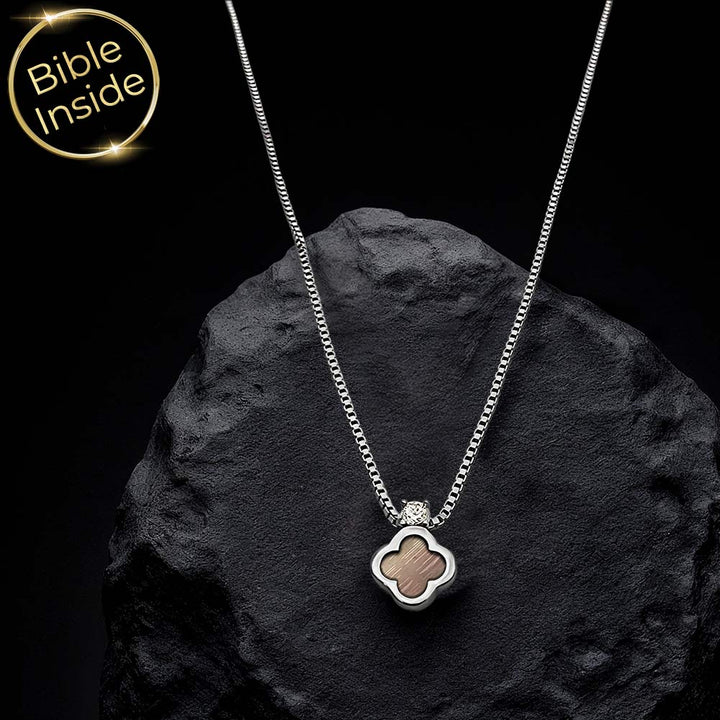 תכשיט לבת מצווה — שרשרת תלתן עדינה עם כל 24 ספרי התנ"ך בכסף 925