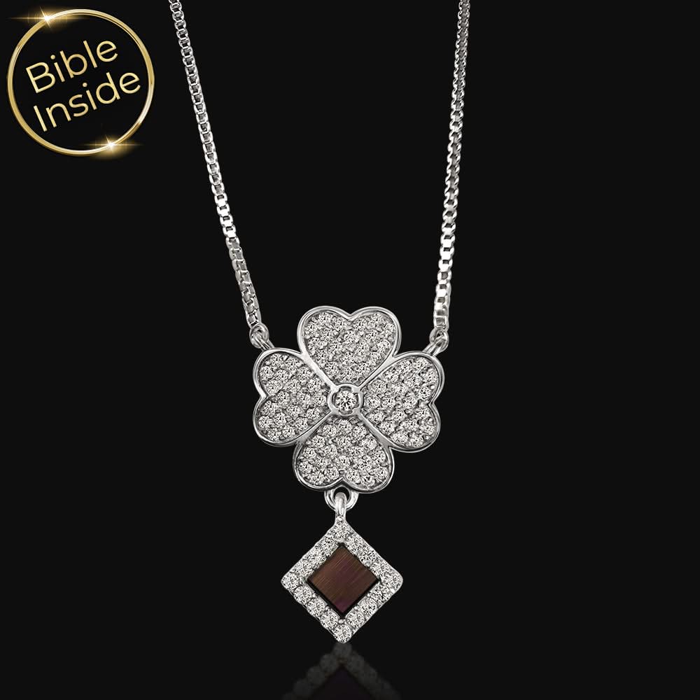 שרשרת עם ספר תנך בתליון תלתן כסף מכוסה זירקוניות
