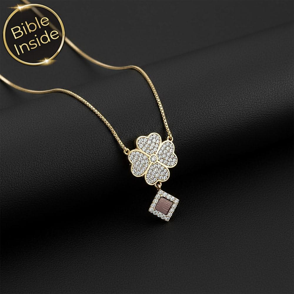 שרשרת עם תנך לאישה בעיצוב תלתן יוקרתי עם זירקוניות נוצצות
