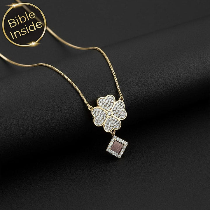 שרשרת עם תנך לאישה בעיצוב תלתן יוקרתי עם זירקוניות נוצצות
