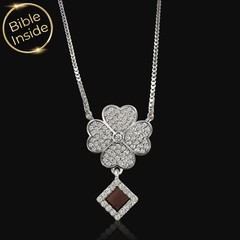 מתנות יוקרתיות לפסח לאישה – תליון תלתן משובץ זרקונים עם ננו תנ"ך בזהב לבן