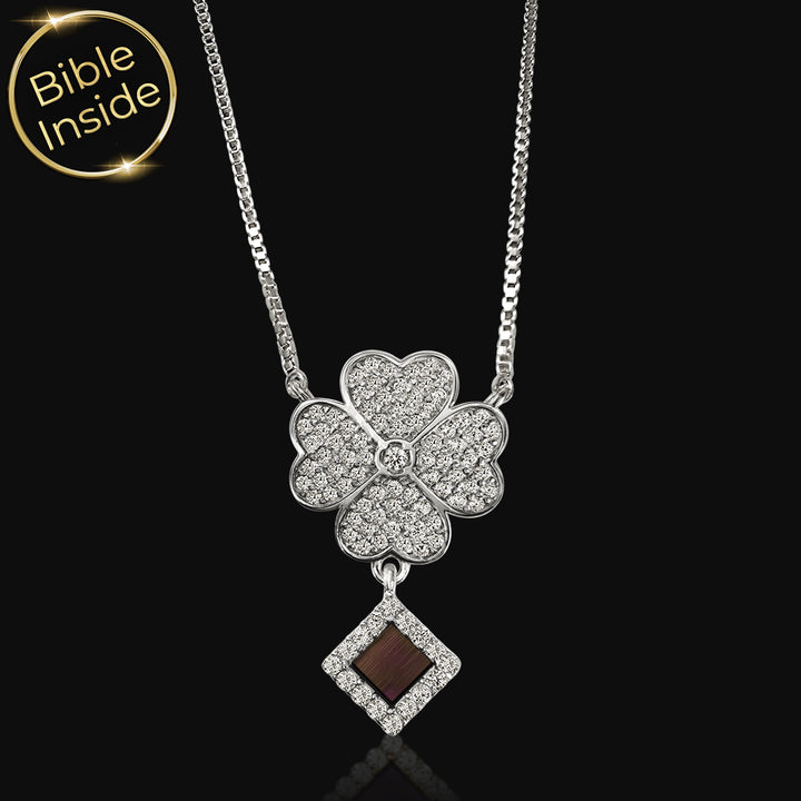 מתנות יוקרתיות לפסח לאישה – תליון תלתן משובץ זרקונים עם ננו תנ"ך בזהב לבן