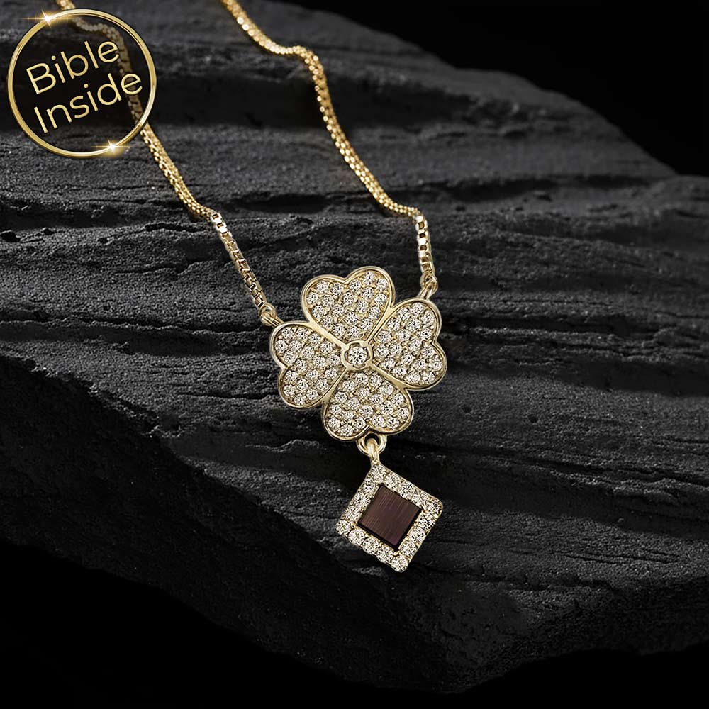 מתנה לחג הפסח לבת זוג – שרשרת תלתן עם זרקונים וננו תנ"ך