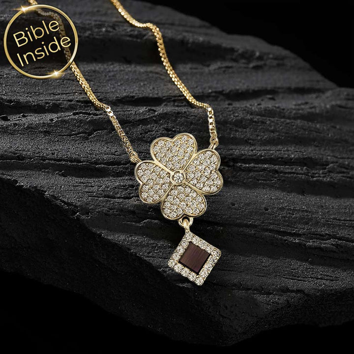 מתנה לחג הפסח לבת זוג – שרשרת תלתן עם זרקונים וננו תנ"ך