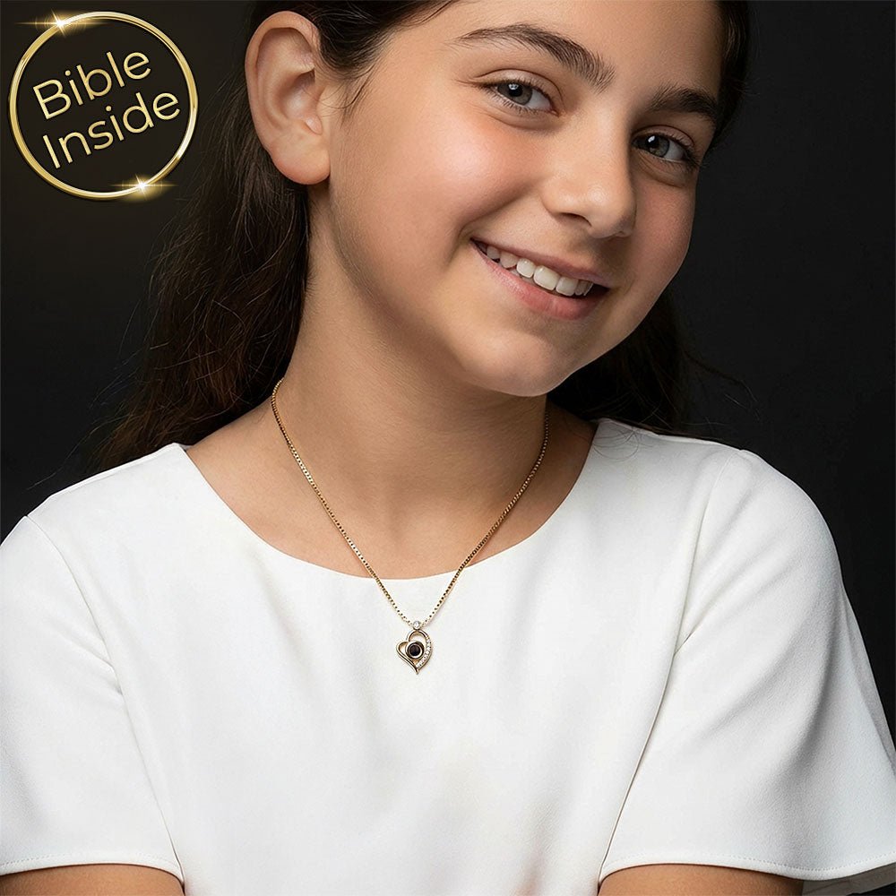 תליונים לבת מצווה זהב בעיצוב לב עם התנ"ך כולו חרוט