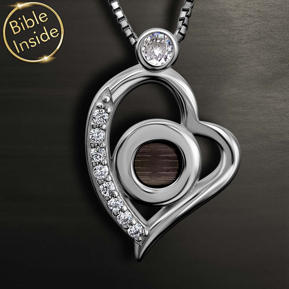 תליון לבת מצווה זהב לבן בעיצוב לב עם ננו תנ"ך מבית שלמא