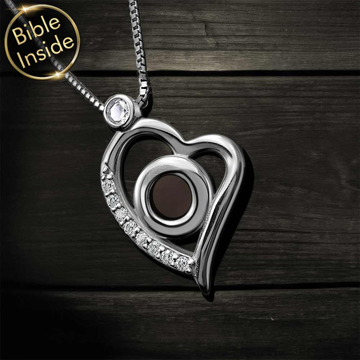 שרשרת בת מצווה זהב לבן עם תליון לב וכל 24 ספרי התנ"ך