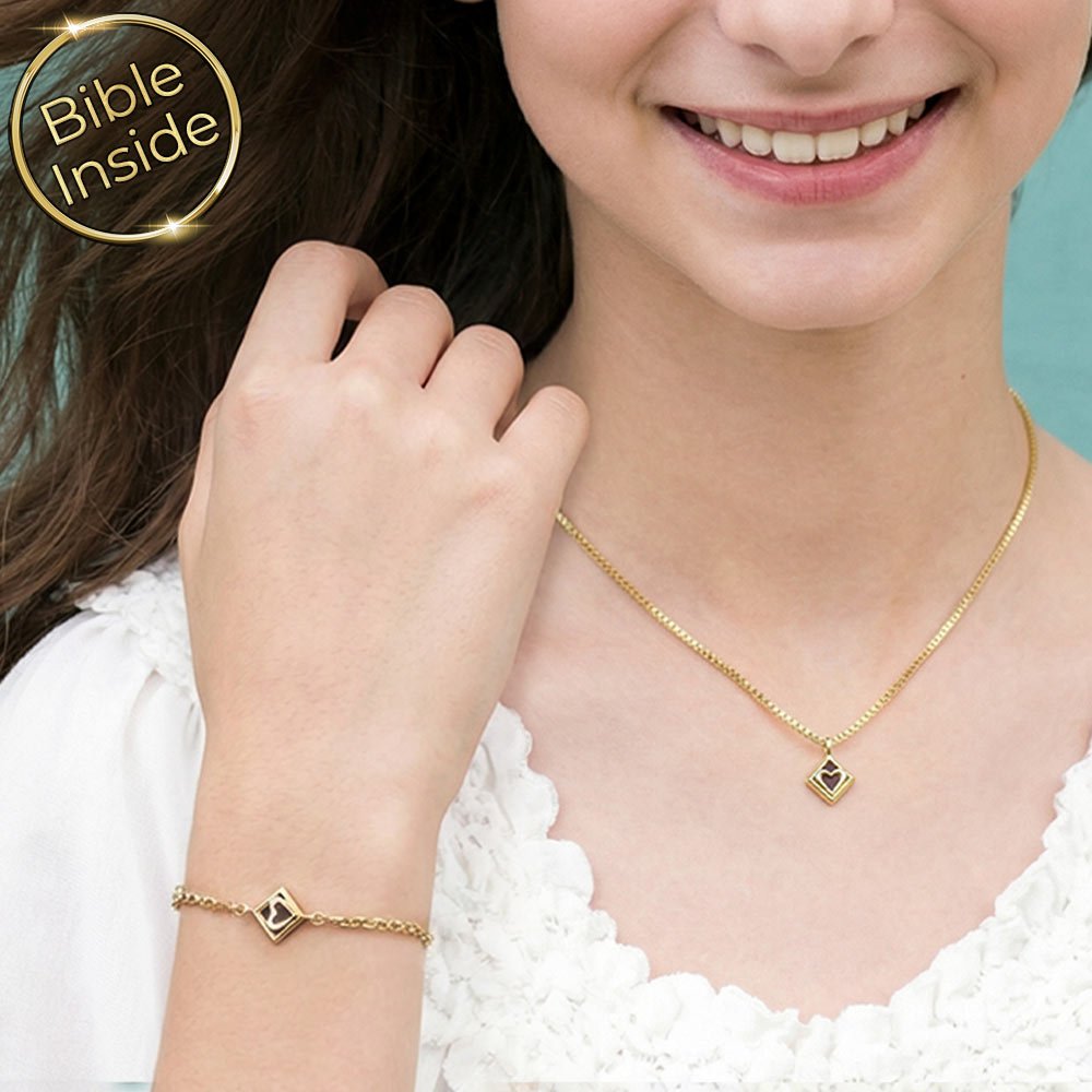 צמיד זהב לבת מצווה עם תליון לב וכל ספרי התנך חרוטים על שבב