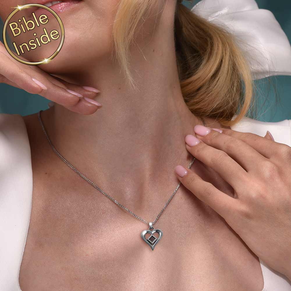 שרשרת לב כסף עם כל 24 סיפרי התנ"ך | ננו תכשיטים