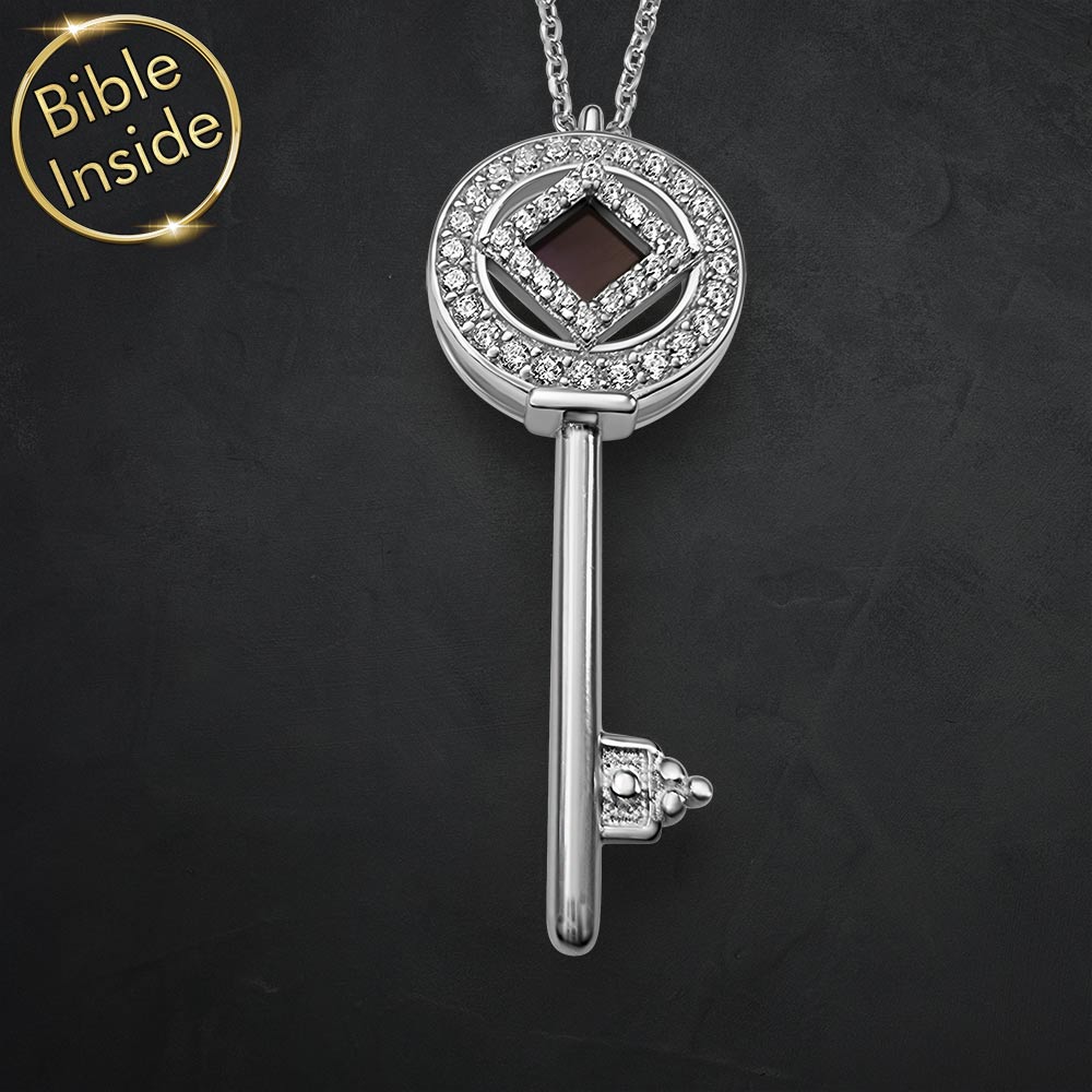 משלוח מתנה לחג לאישה - שרשרת בעיצוב מפתח עם כל סיפרי התנך