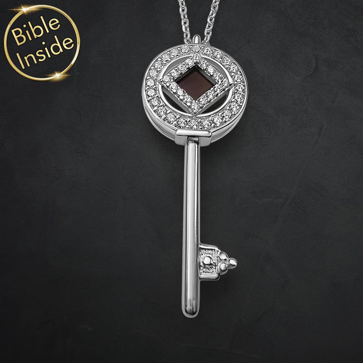 משלוח מתנה לחג לאישה - שרשרת בעיצוב מפתח עם כל סיפרי התנך