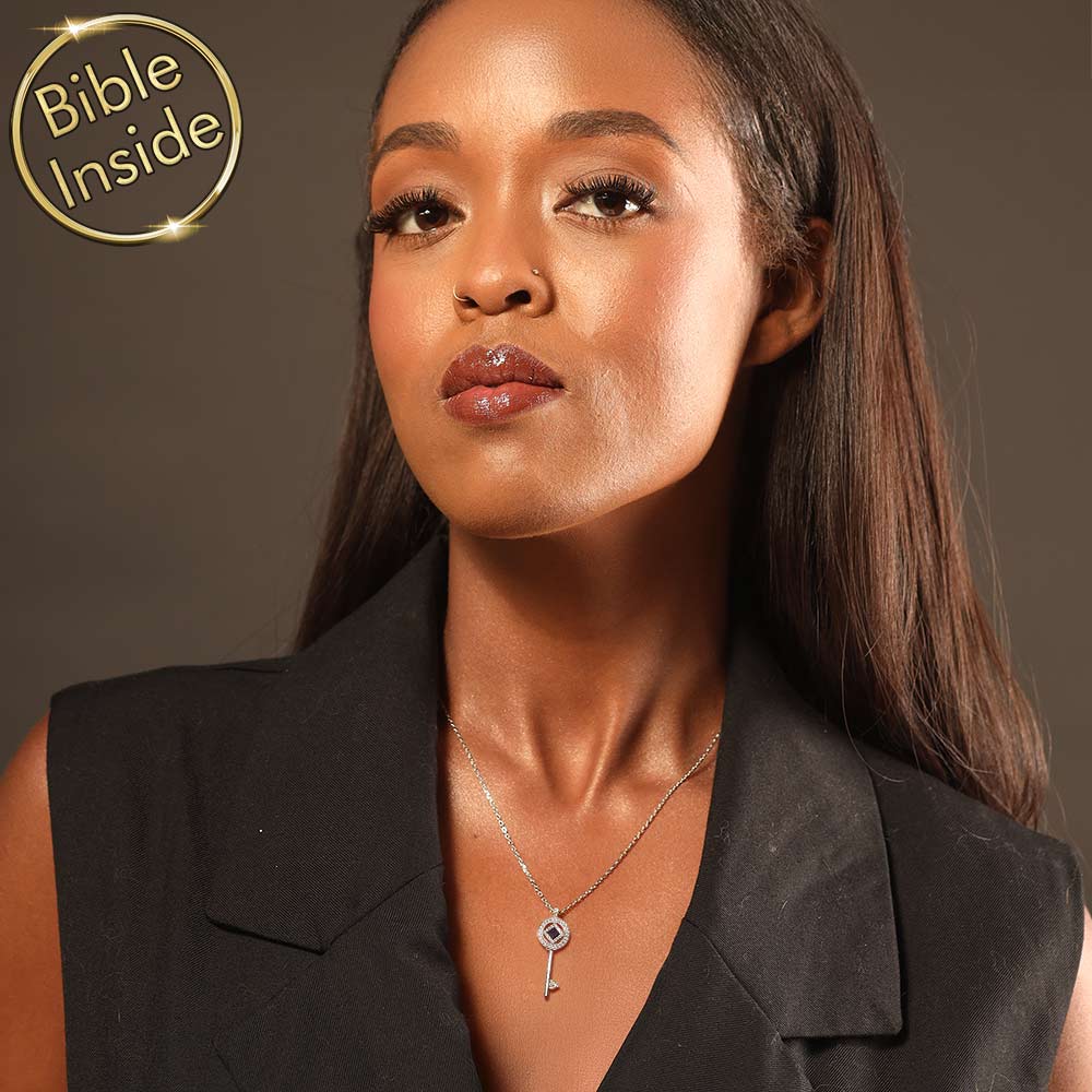 מתנה לחג הפסח לאישה - תליון מפתח זהב עם זירקונים וכל התנ"ך בפנים