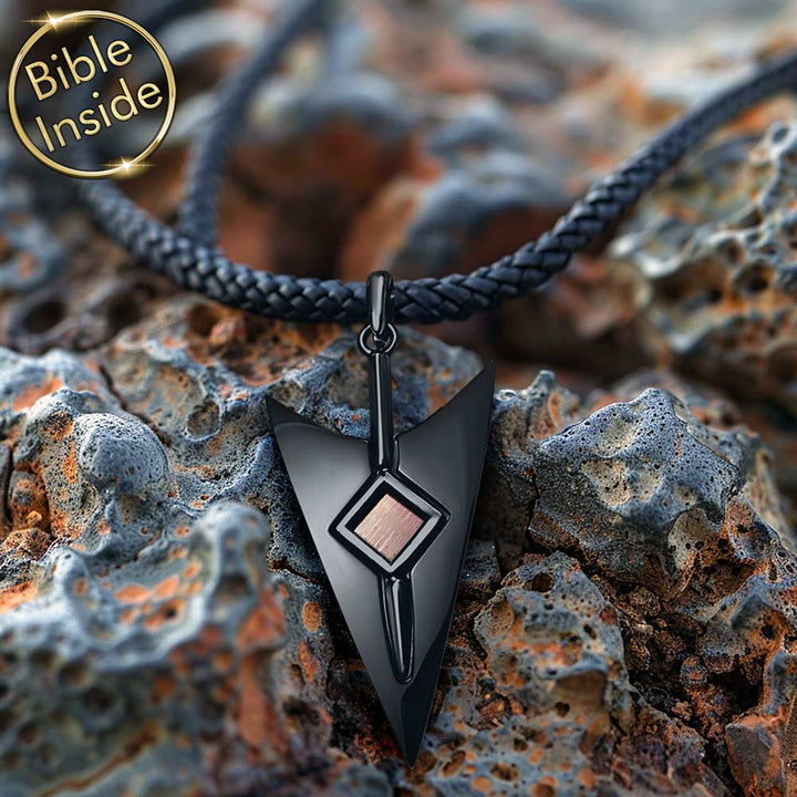 שרשראות תנך מיוחדות לגברים | תליון חץ עם כל 24 סיפרי התנ"ך