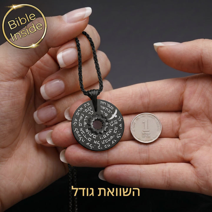 תליון עגול לחיילת עם פרח האהבה וגימור שחור מסוגנן- מתנה