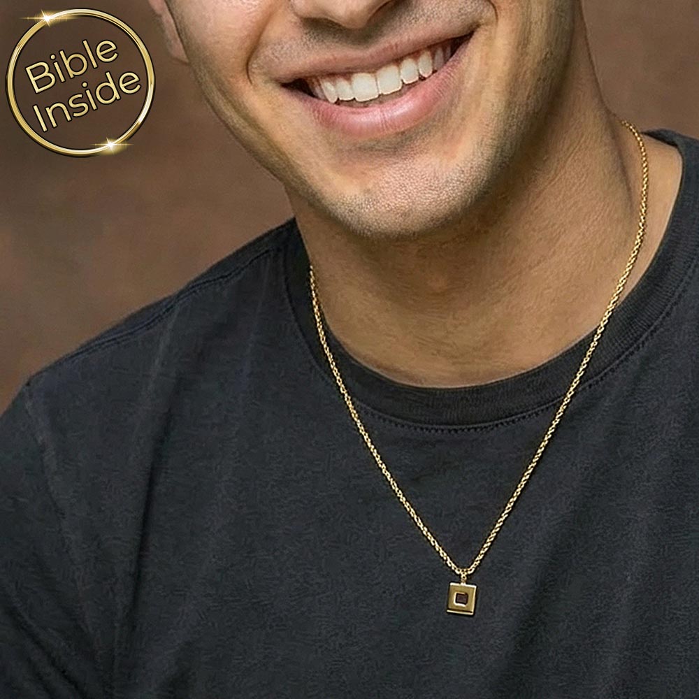 גבר עונד שרשרת ננו בייבל 