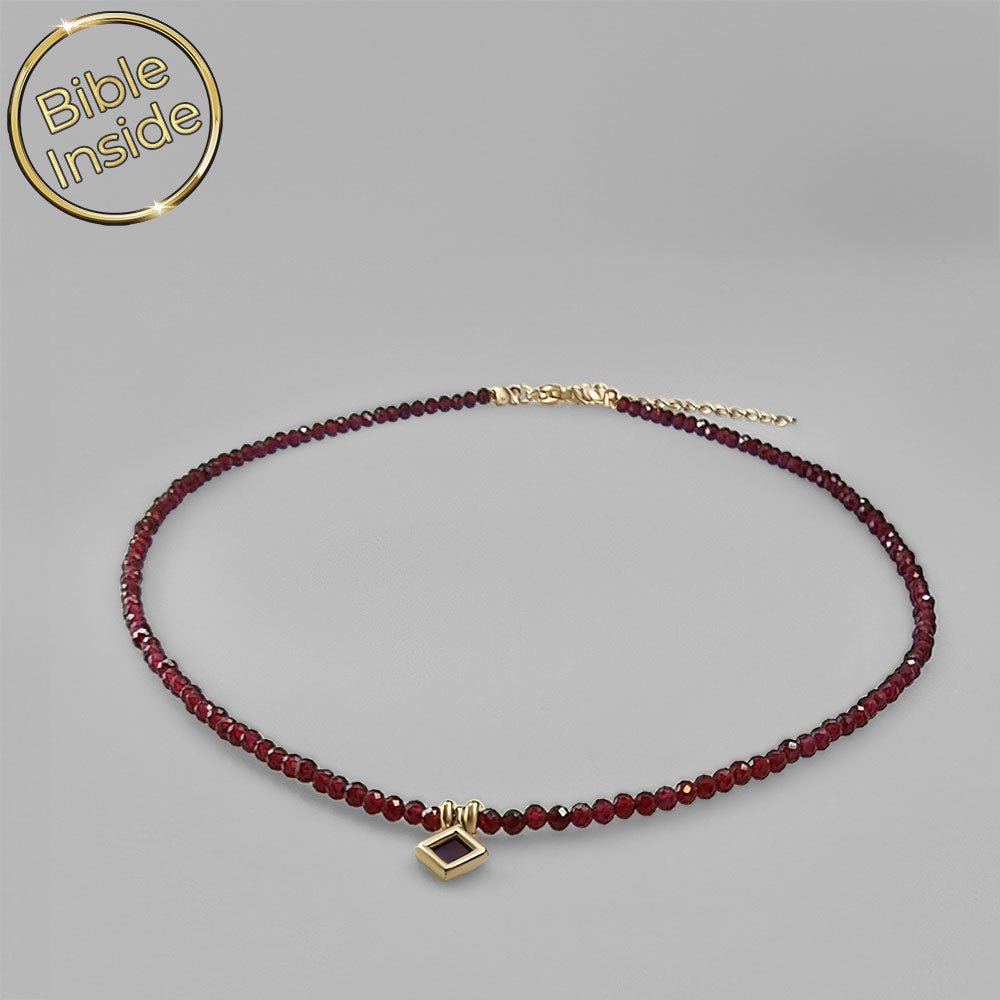 שרשרת לבת מצווה לאחיינית – גרנט טבעי עדין עם תליון ננו תנ"ך