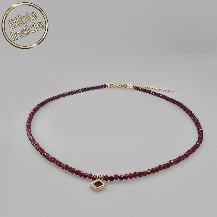 שרשרת לבת מצווה לאחיינית – גרנט טבעי עדין עם תליון ננו תנ"ך